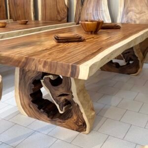 Tavoli in legno massello di acacia con gambe "tronco d'albero"