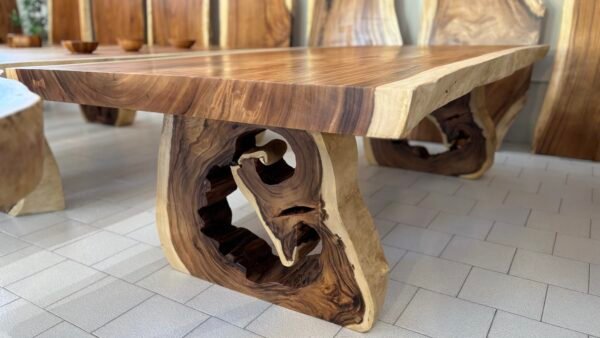 Tavolo con gambe tronco d'albero J03