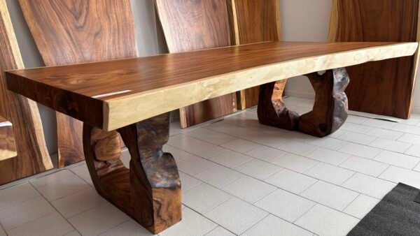 Tavolo con gambe tronco d'albero J02