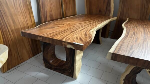 Tavolo con gambe tronco d'albero J05