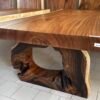 Tavolo in legno massello con gambe tronco d'albero J09