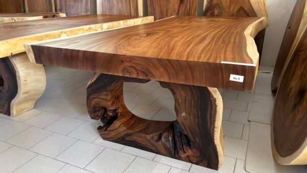 Tavolo in legno massello con gambe tronco d'albero J09