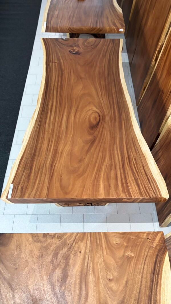 Tavolo con gambe tronco d'albero J10-1