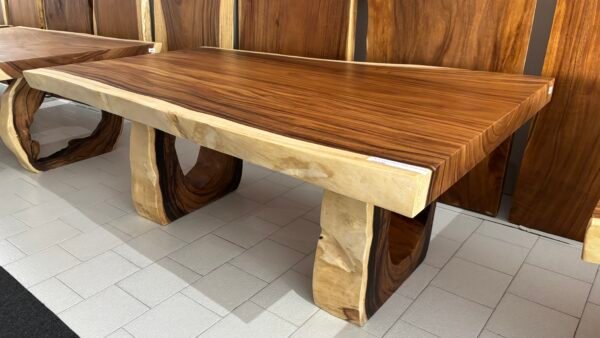 Tavolo in legno massello con gambe tronco d'albero J14