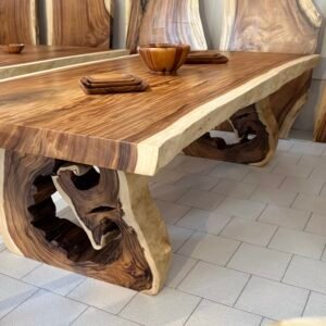 Tavoli in legno massello di acacia con gambe "tronco d'albero"